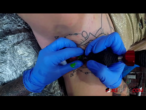 ❤️ Nagpa-tattoo sa kanyang klitoris ang sobrang tattoo na hottie na si Sully Savage ️ Homemade porn sa amin ❤