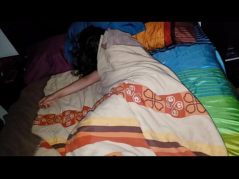 ❤️ Pinupunasan ng stepson ang kanyang batang madrasta habang natutulog ito. ️ Homemade porn sa amin ❤